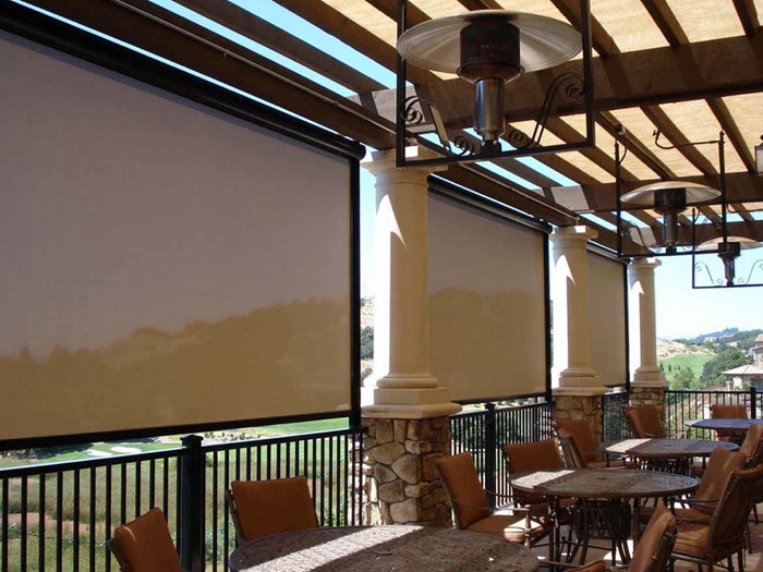 Outdoor Dining with Motorized Screens